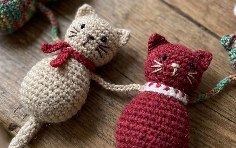 Festive Crochet Christmas Kitty Fairy Light Garland DIY Holiday Amigurumi Ideas